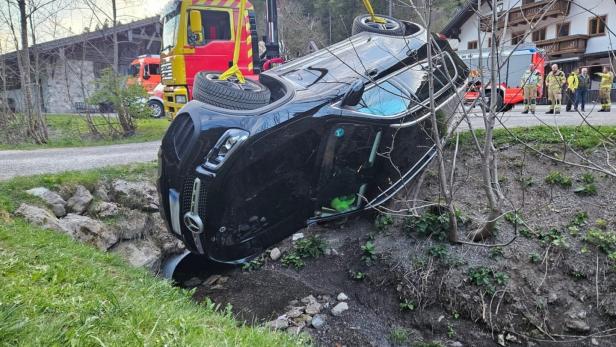 Einsatz in Tirol: 52-Jährige stürzte mit Auto in ein Bachbett